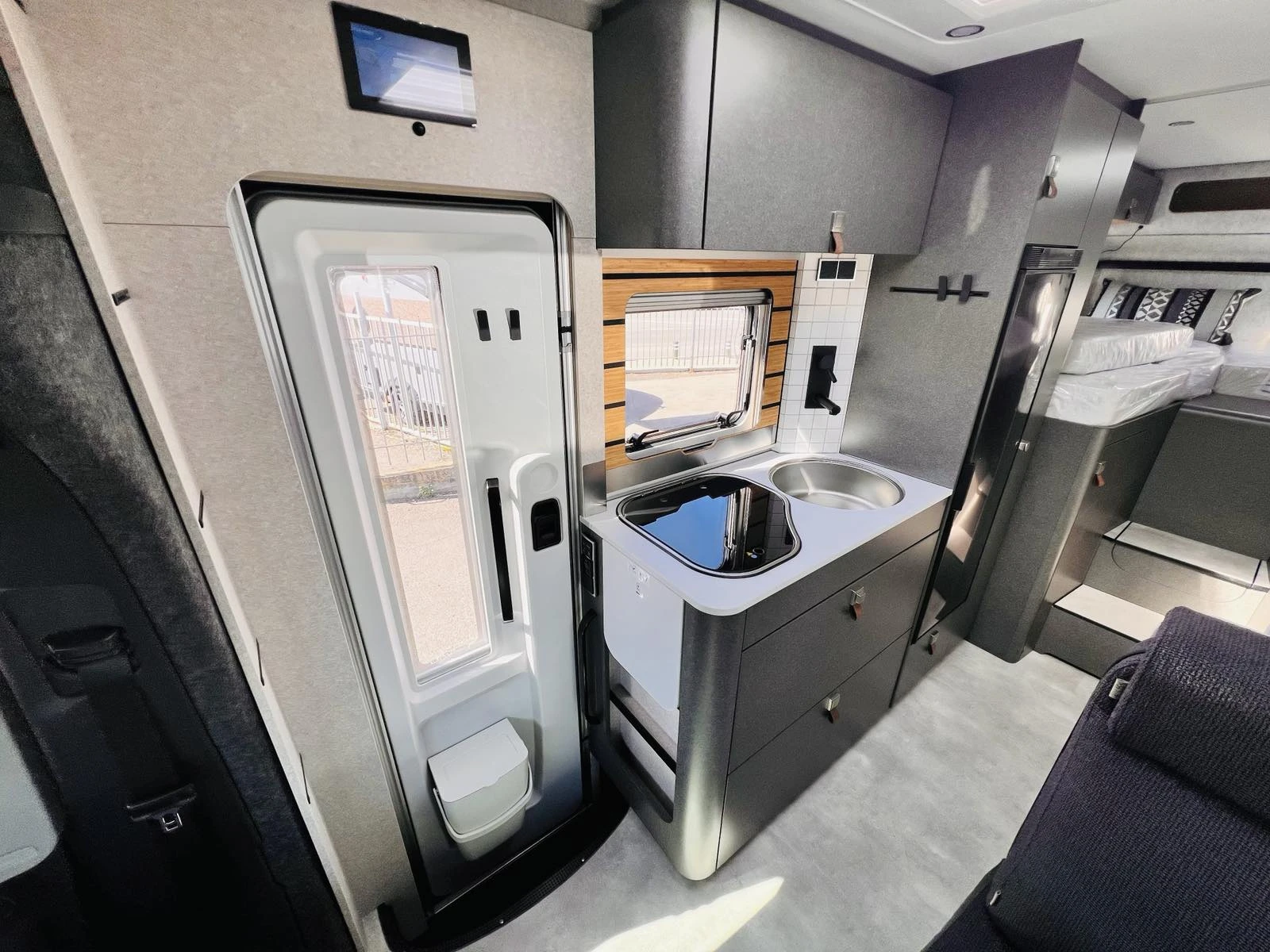 Кемпер HYMER / ERIBA 4X4 MERCEDES 3500 кг. , снимка 11 - Каравани и кемпери - 53837901