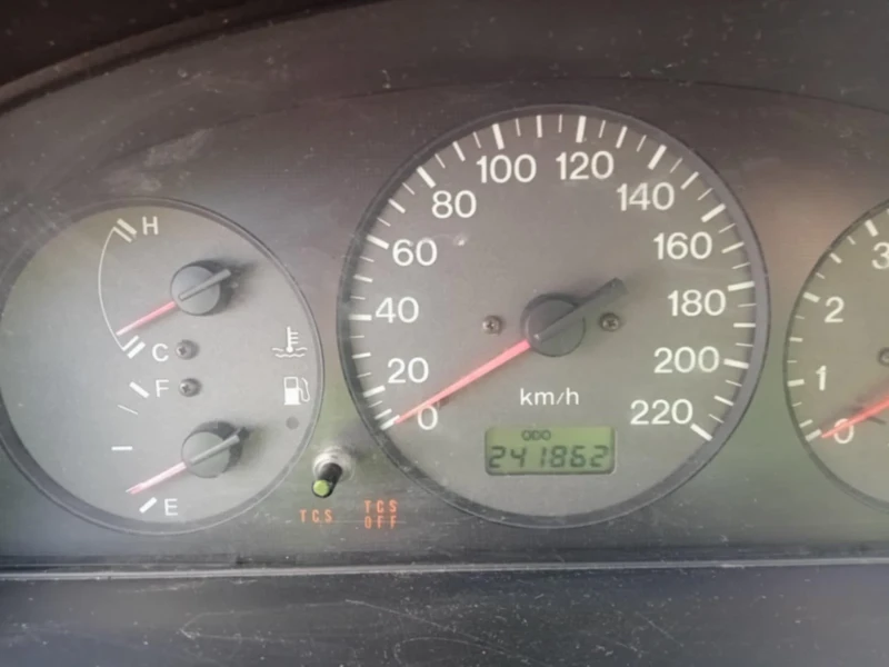 Mazda 323, снимка 6 - Автомобили и джипове - 47663808