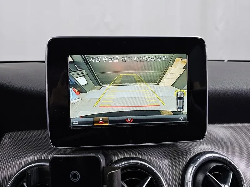 Mercedes-Benz CLA 2.5, снимка 15 - Автомобили и джипове - 54287758