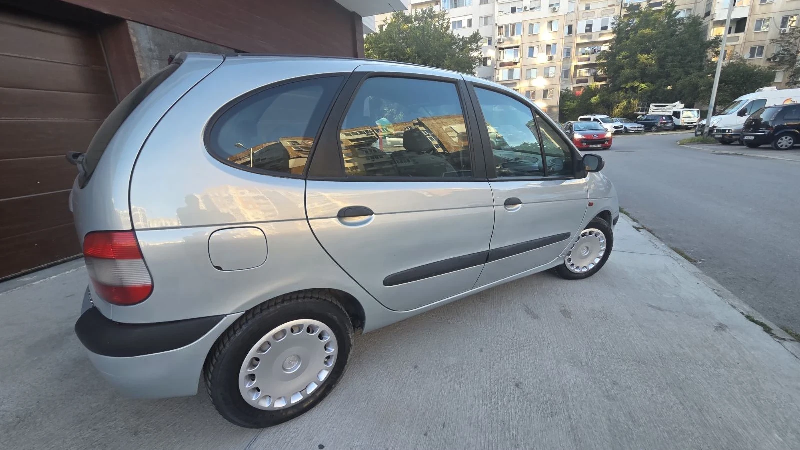 Renault Scenic 1.9DCI//KLIMA//, снимка 3 - Автомобили и джипове - 56073828