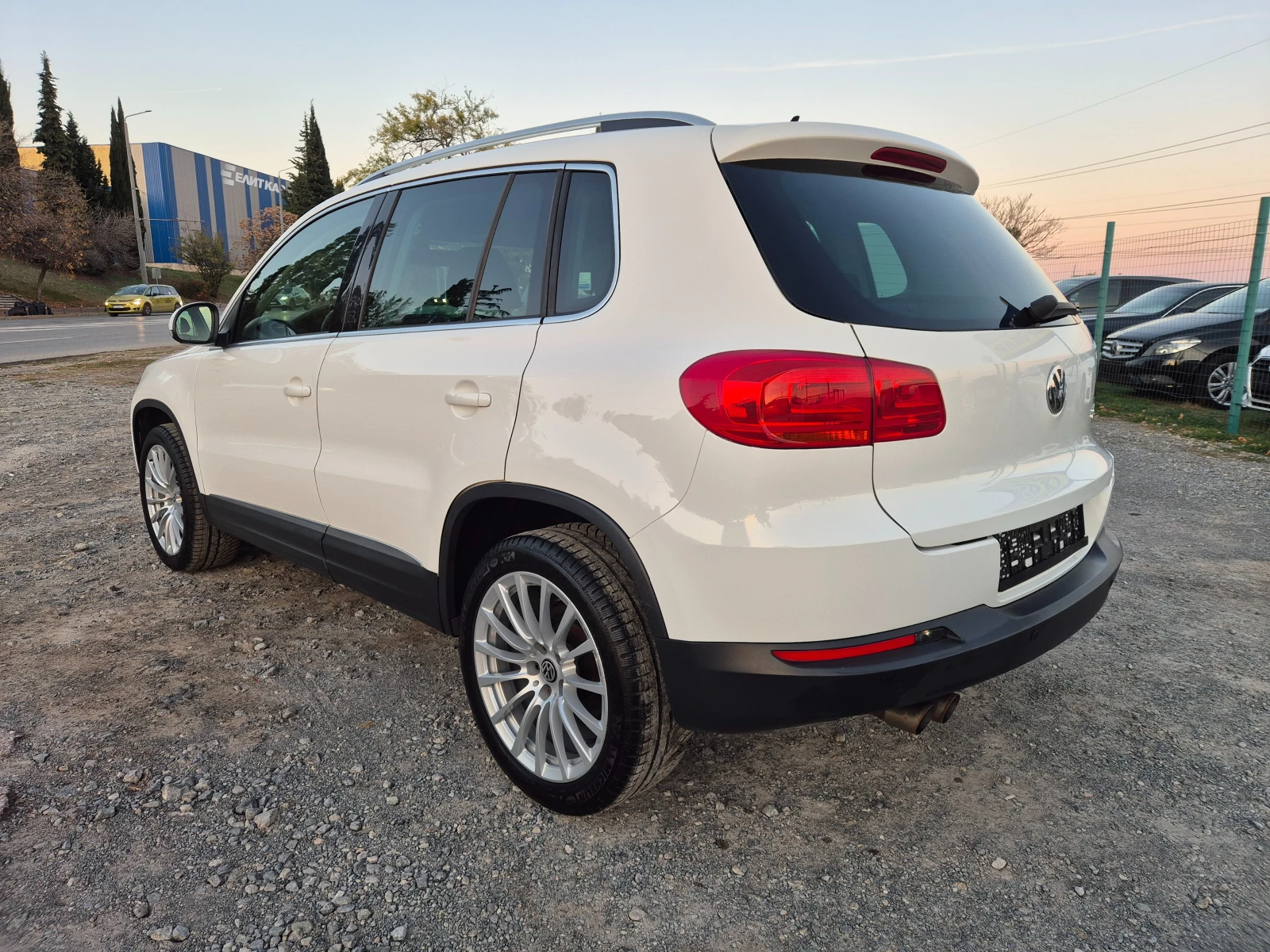 VW Tiguan 2.0TDI Автомат - изображение 3