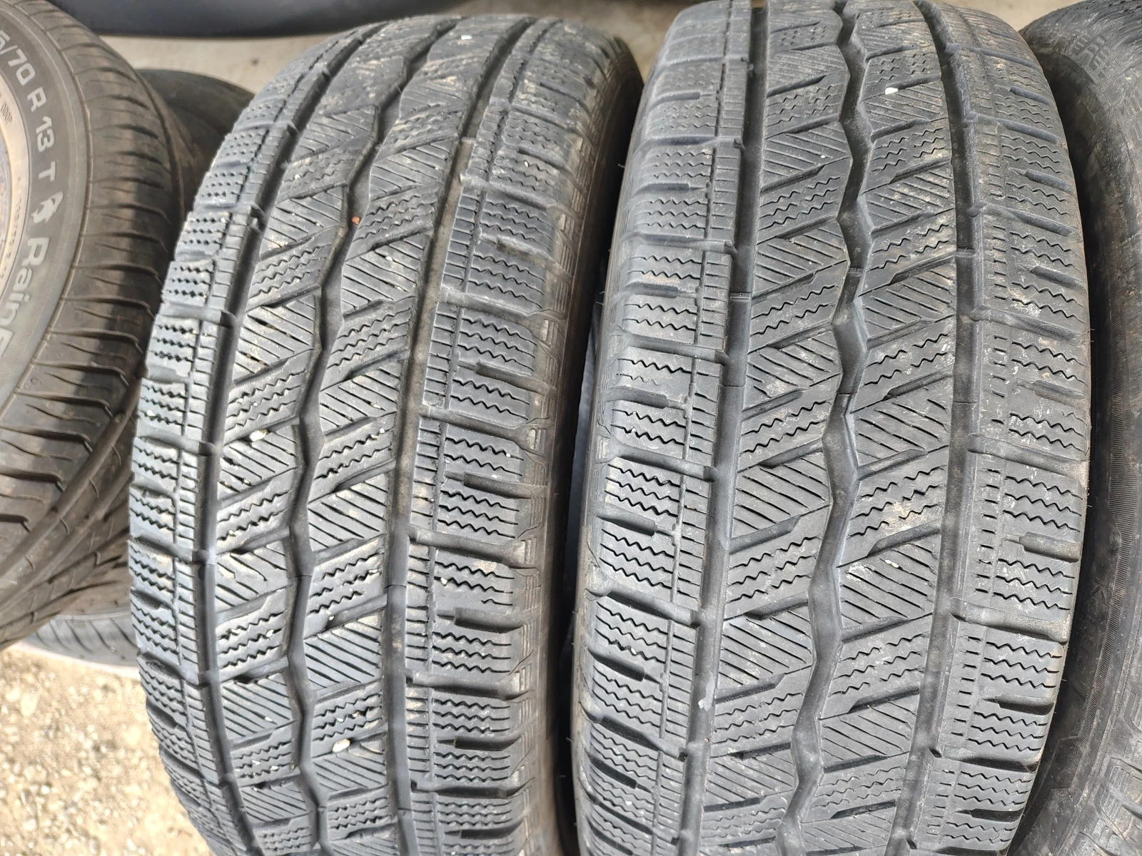 Гуми Зимни 235/65R16, снимка 2 - Гуми и джанти - 55840288