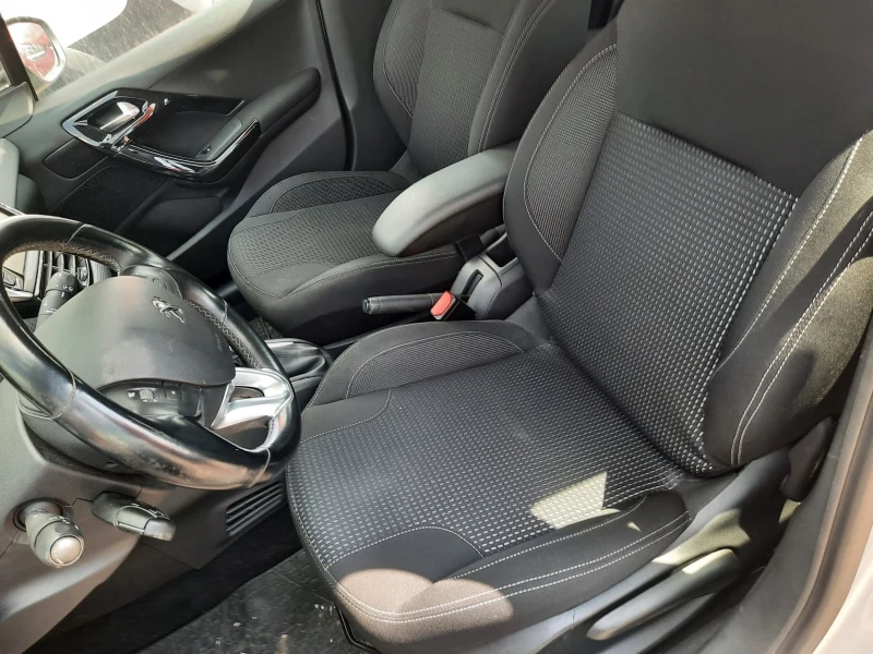 Peugeot 208 Allure, снимка 8 - Автомобили и джипове - 52813827