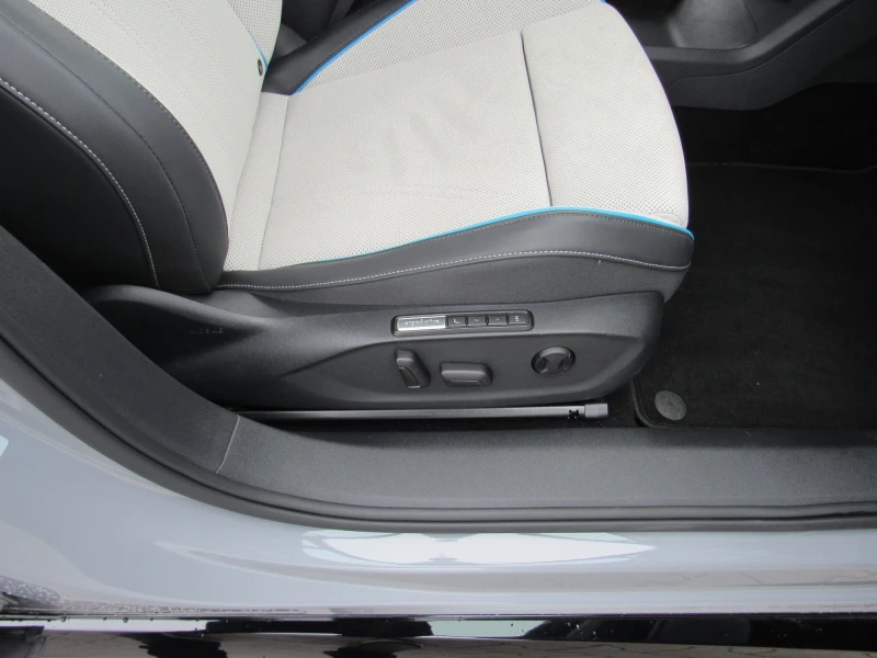 VW ID.7 82 kWh Pro/Head-UP/Pano/Масаж/Подгрев/Обдух/Karman, снимка 6 - Автомобили и джипове - 53168785