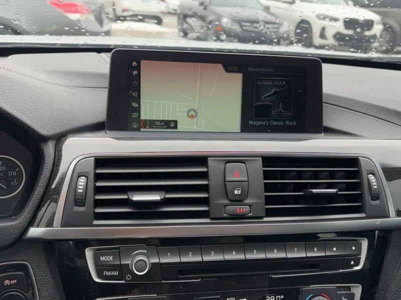 BMW 330 xDrive* АвтоКредит* (Цена до БГ) , снимка 16 - Автомобили и джипове - 53560434