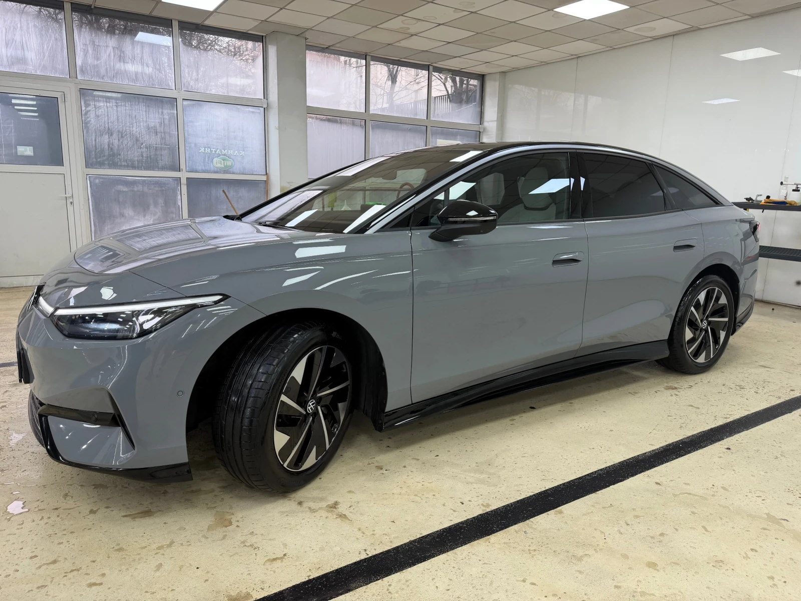 VW ID.7 82 kWh Pro/Head-UP/Pano/Масаж/Подгрев/Обдух/Karman, снимка 2 - Автомобили и джипове - 53602345