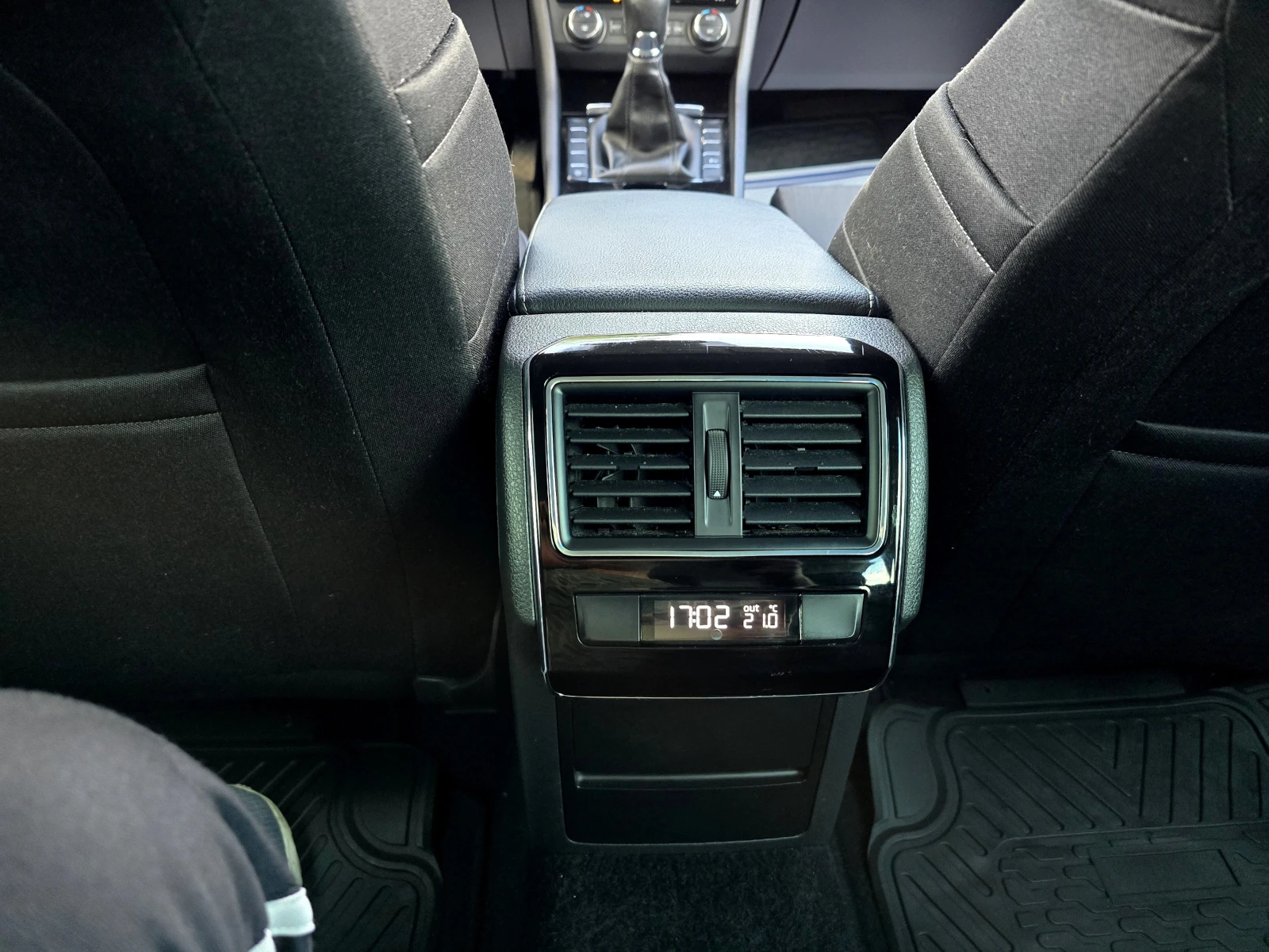 Skoda Superb DISTRONIK/2.0tdi/150hp, снимка 13 - Автомобили и джипове - 54816729