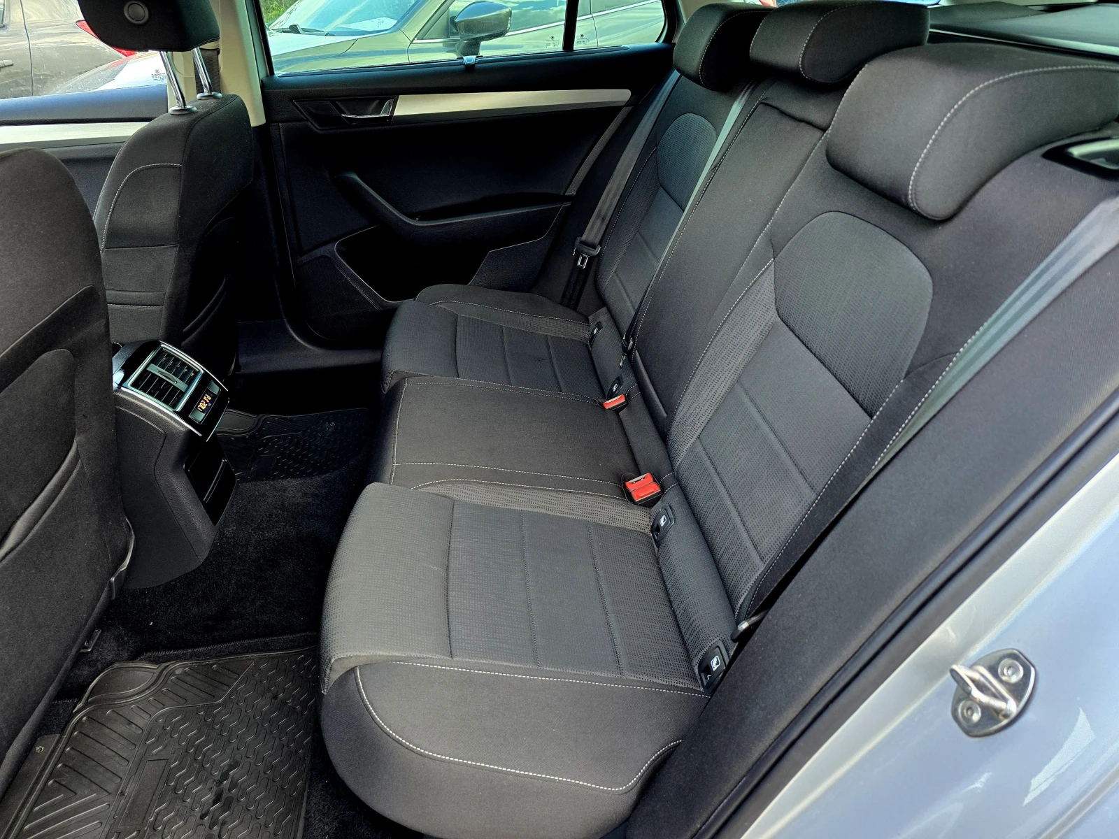 Skoda Superb DISTRONIK/2.0tdi/150hp, снимка 14 - Автомобили и джипове - 54816729