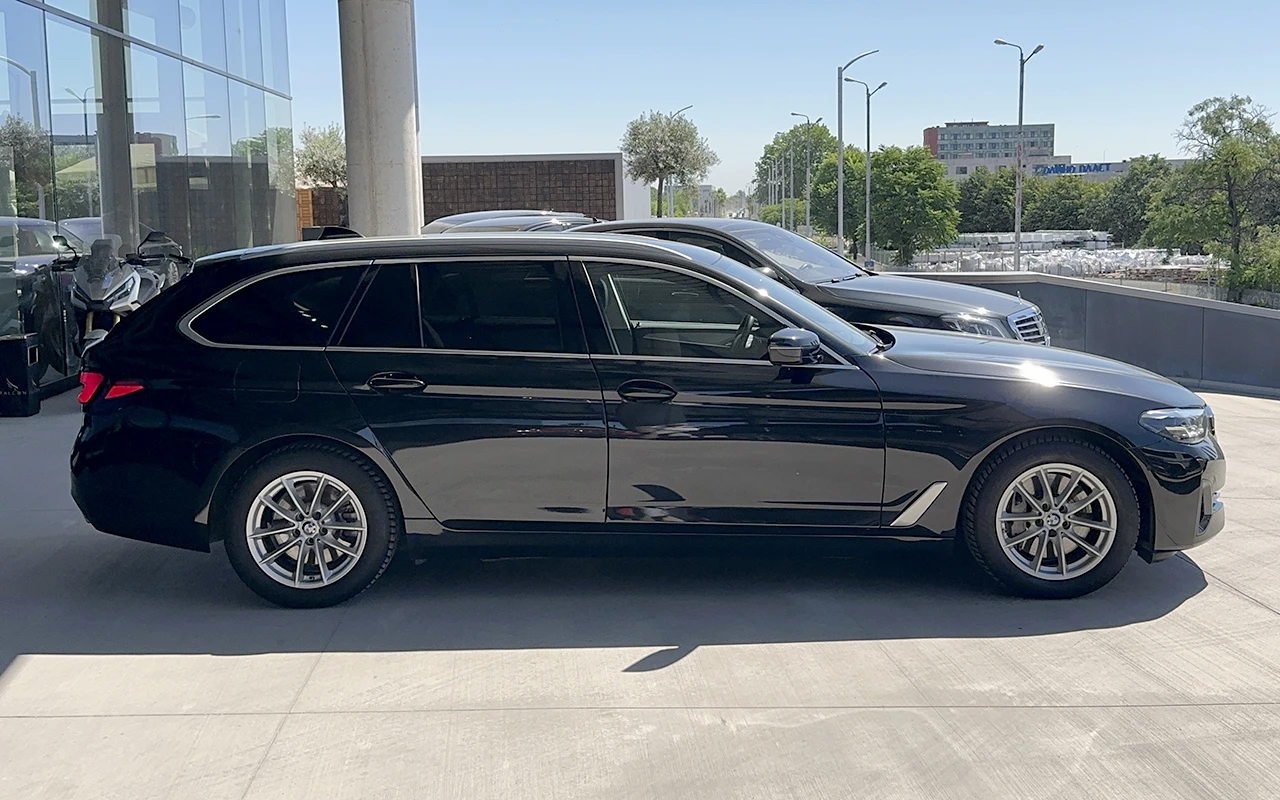 BMW 530 d xDrive Touring LCI, снимка 3 - Автомобили и джипове - 54912272
