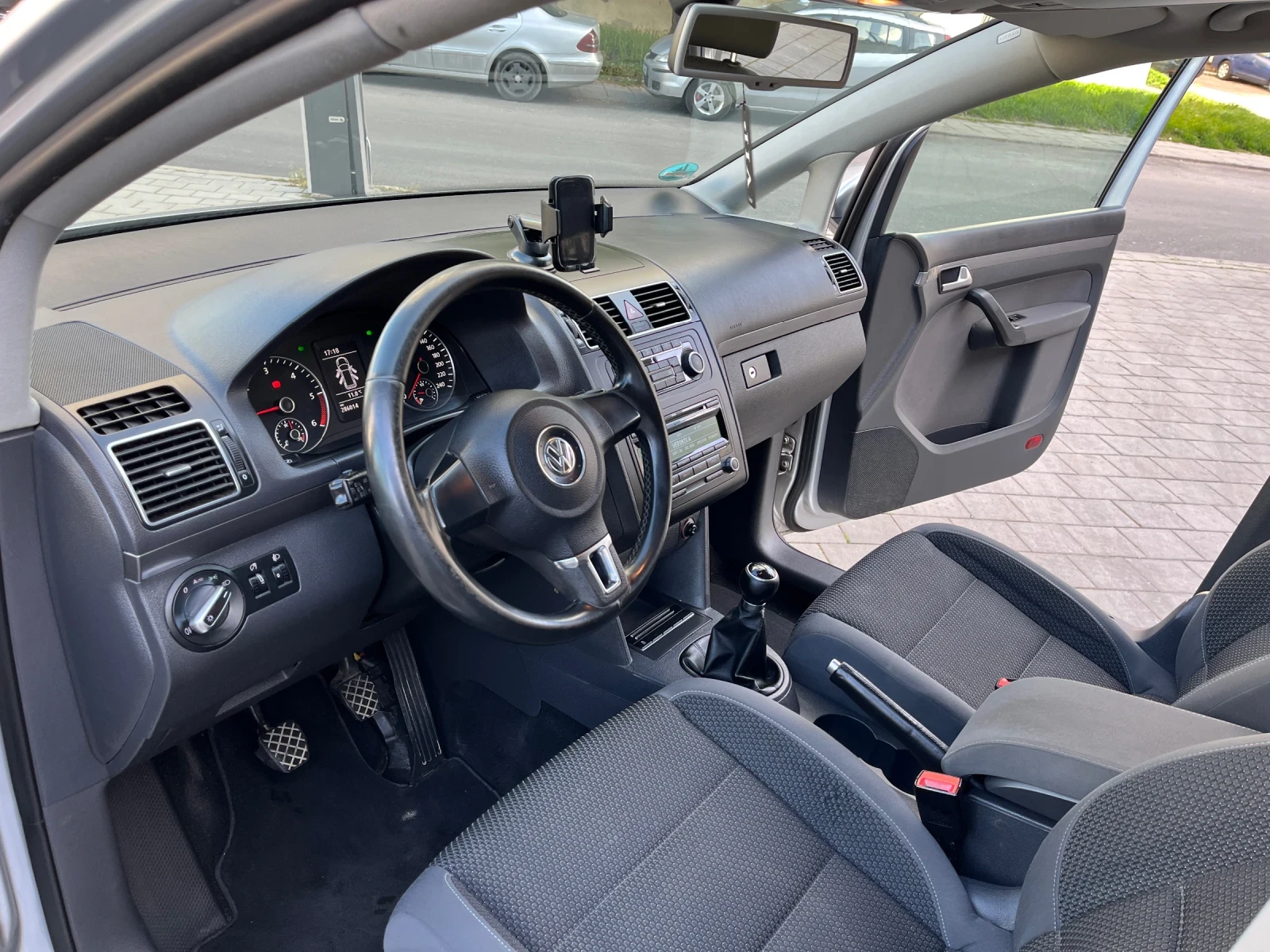 VW Touran 2.0TDI/140КС, снимка 9 - Автомобили и джипове - 54391526
