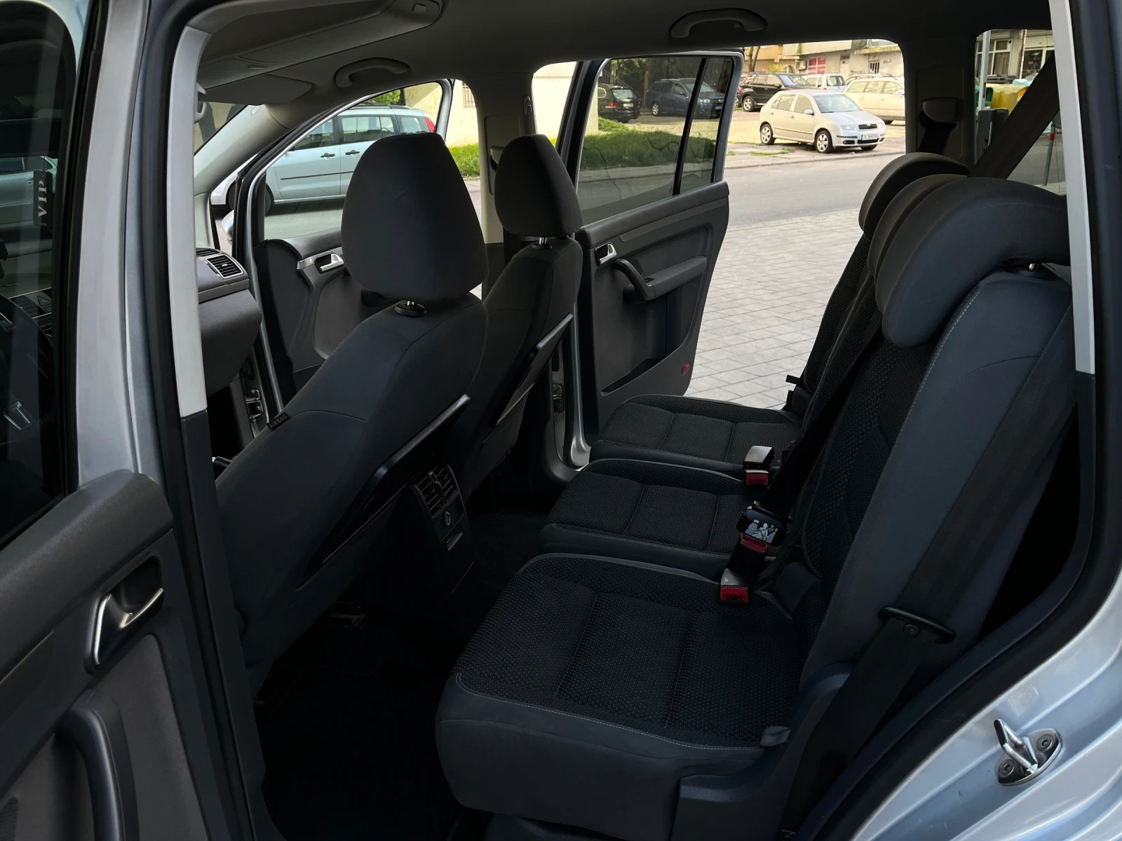 VW Touran 2.0TDI/140КС, снимка 12 - Автомобили и джипове - 54391526