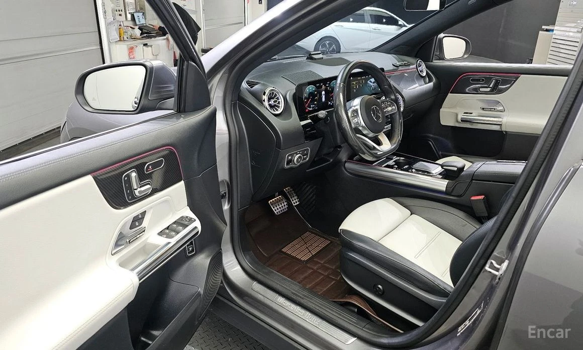 Mercedes-Benz GLA 250 4MATIC* AMG* DISTRONIC* ПОДГРЕВ* ПАНОРАМА* КЕЙЛЕС, снимка 8 - Автомобили и джипове - 53874420