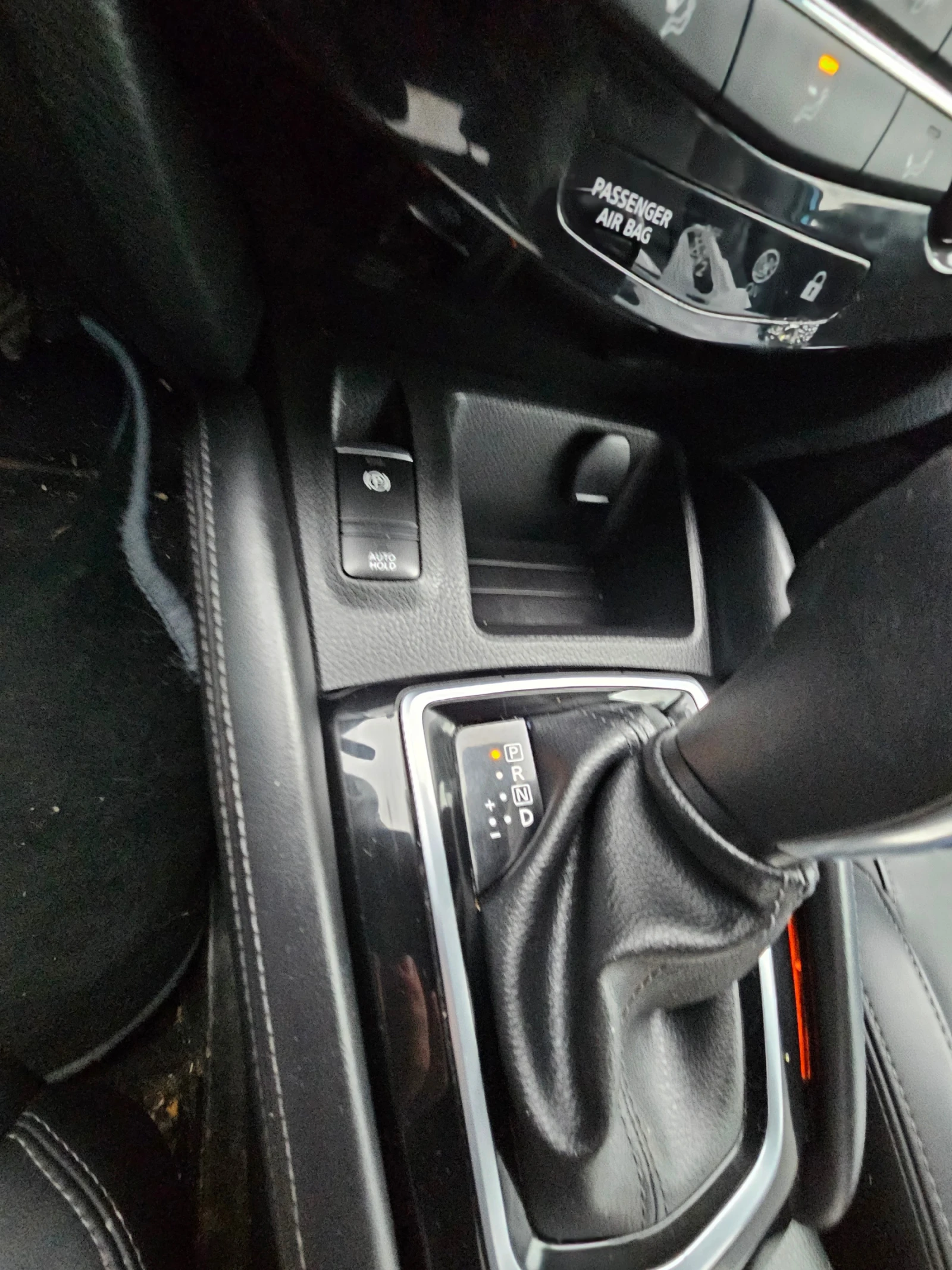 Nissan Qashqai 1.7 dCi 4x4 Tekna, снимка 12 - Автомобили и джипове - 56201409