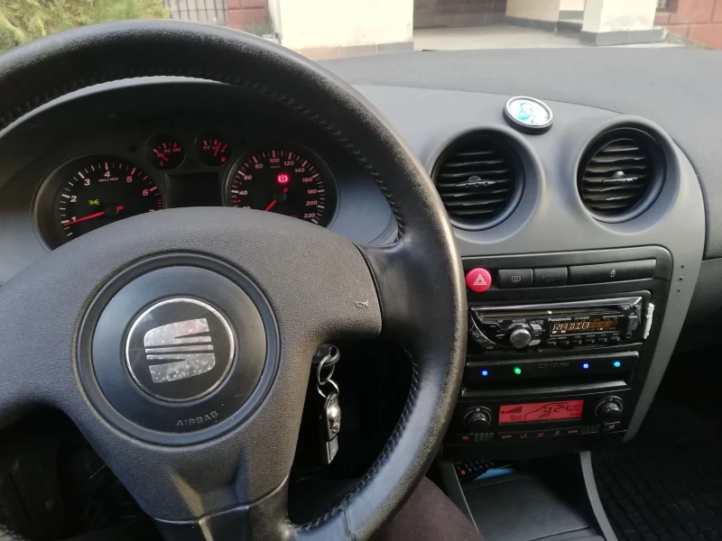 Seat Ibiza, снимка 11 - Автомобили и джипове - 48789109