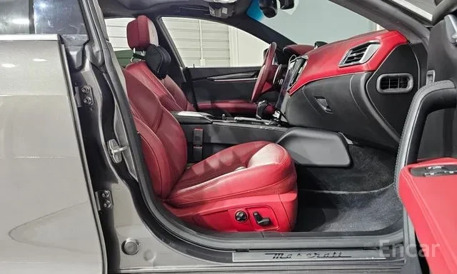 Maserati Ghibli SQ4, снимка 13 - Автомобили и джипове - 56047604