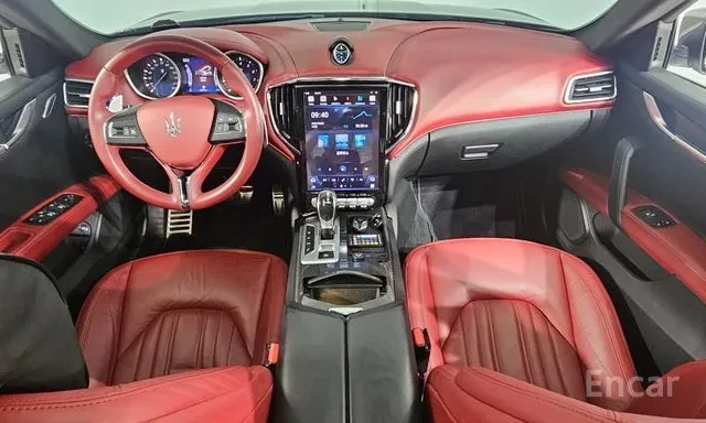Maserati Ghibli SQ4, снимка 3 - Автомобили и джипове - 56047604