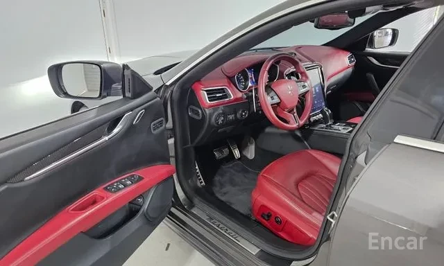 Maserati Ghibli SQ4, снимка 7 - Автомобили и джипове - 56047604