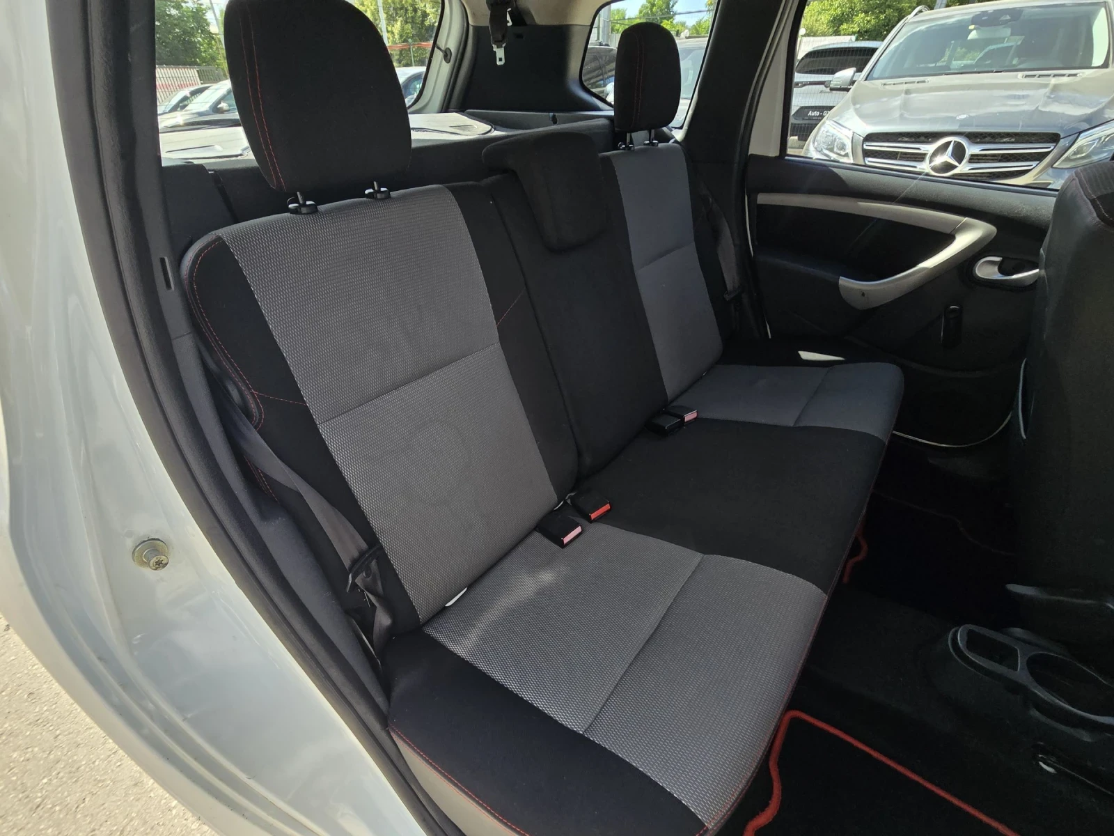 Dacia Duster 1.5dci 110к.с 4x4 , снимка 14 - Автомобили и джипове - 55234414