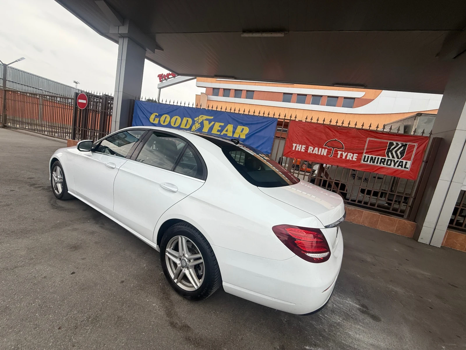Mercedes-Benz E 220 КАТО* НОВ* AMG* 9G* MULTIBEAM*  - изображение 4