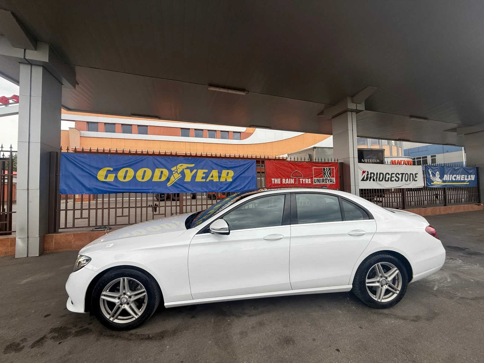 Mercedes-Benz E 220 КАТО* НОВ* AMG* 9G* MULTIBEAM*  - изображение 3