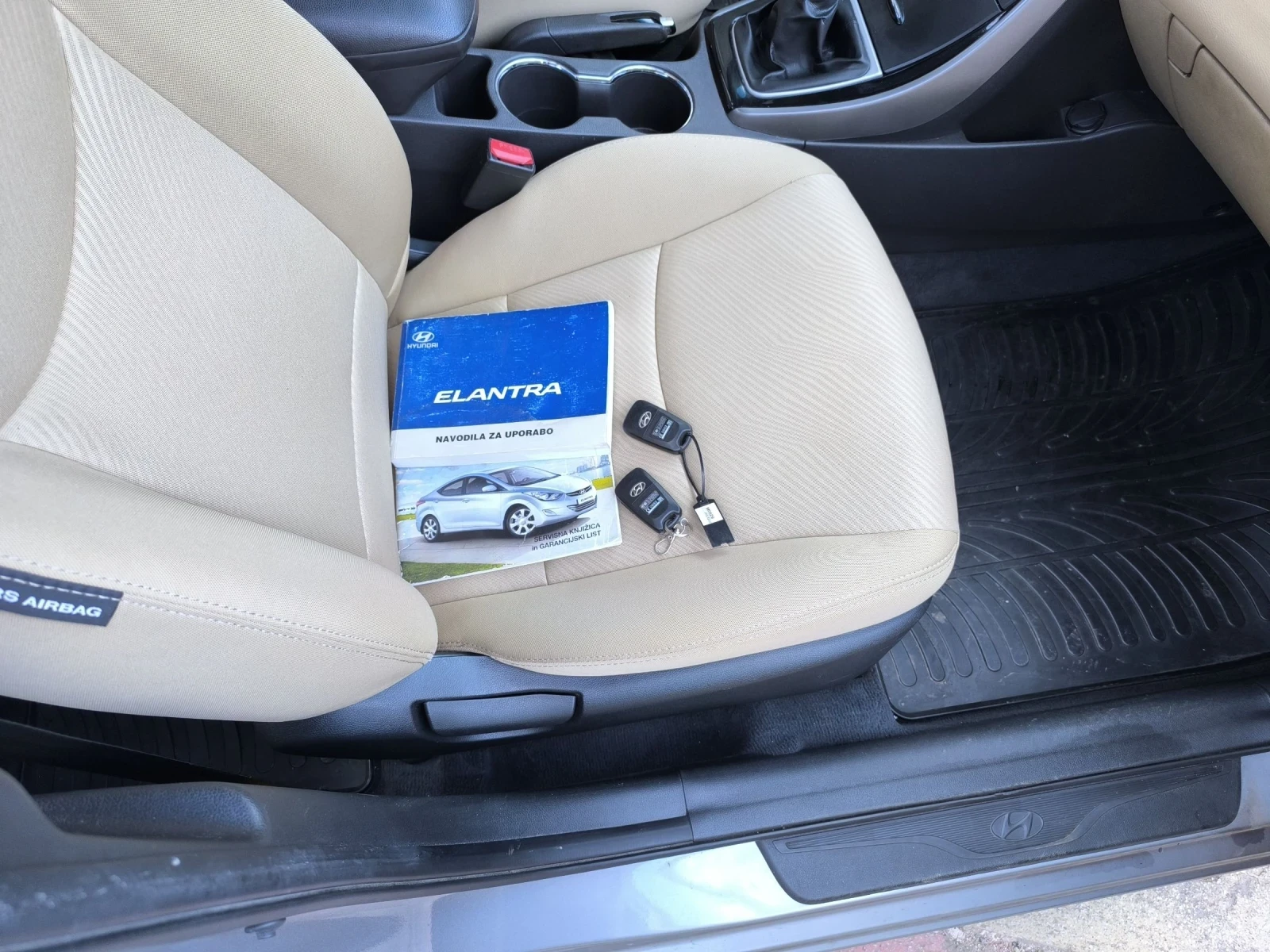 Hyundai Elantra 1.6, снимка 10 - Автомобили и джипове - 54137534