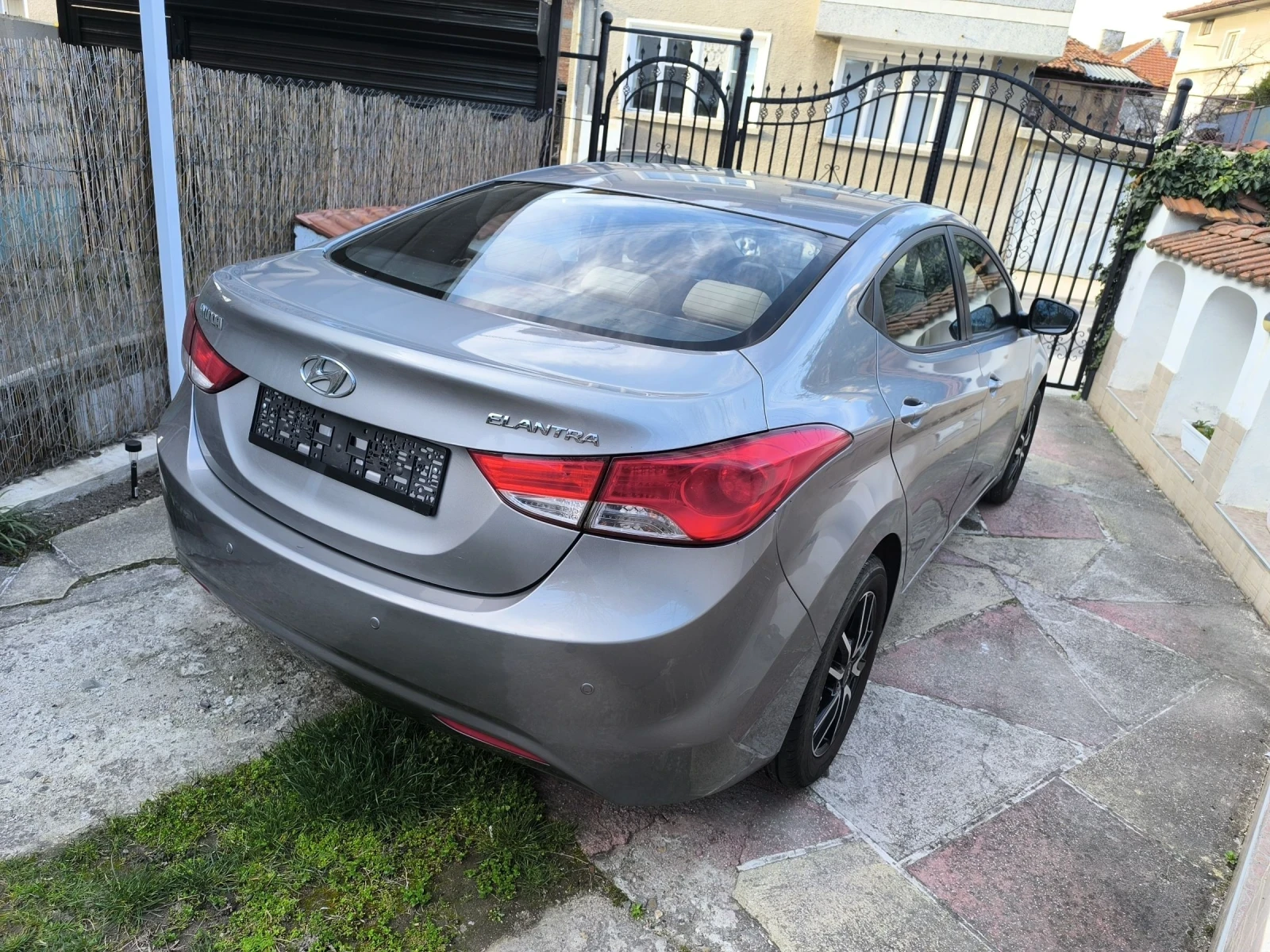 Hyundai Elantra 1.6, снимка 6 - Автомобили и джипове - 54137534