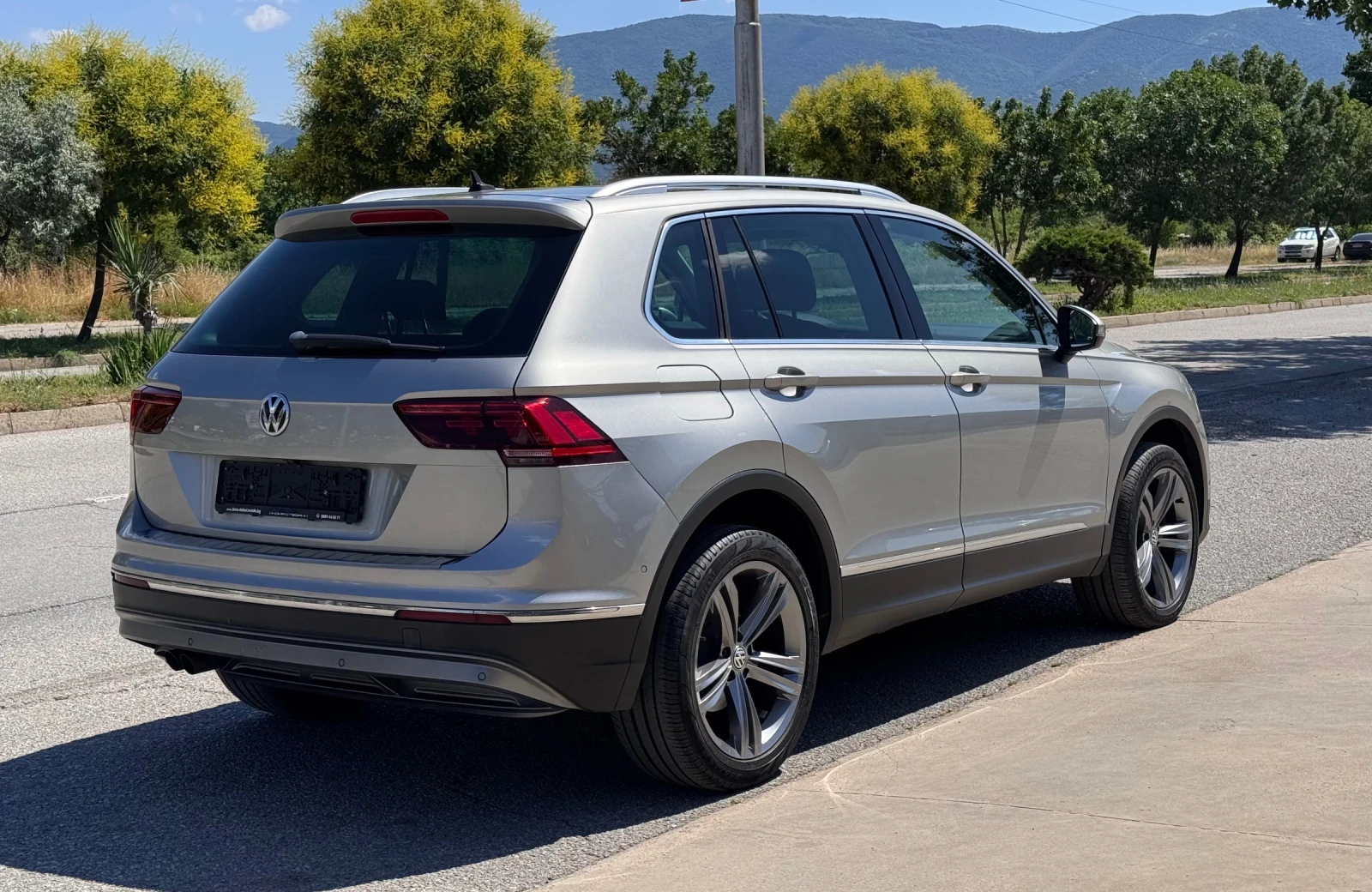 VW Tiguan 2.0TDI 190кс 4MOTION* Highline* Head Up* MATRIX* , снимка 5 - Автомобили и джипове - 54453669