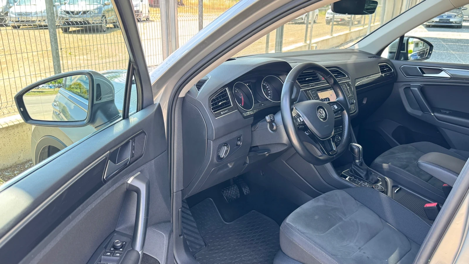 VW Tiguan 2.0TDI 190кс 4MOTION* Highline* Head Up* MATRIX* , снимка 11 - Автомобили и джипове - 54453669
