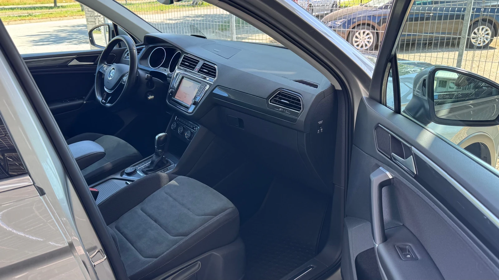 VW Tiguan 2.0TDI 190кс 4MOTION* Highline* Head Up* MATRIX* , снимка 9 - Автомобили и джипове - 54453669