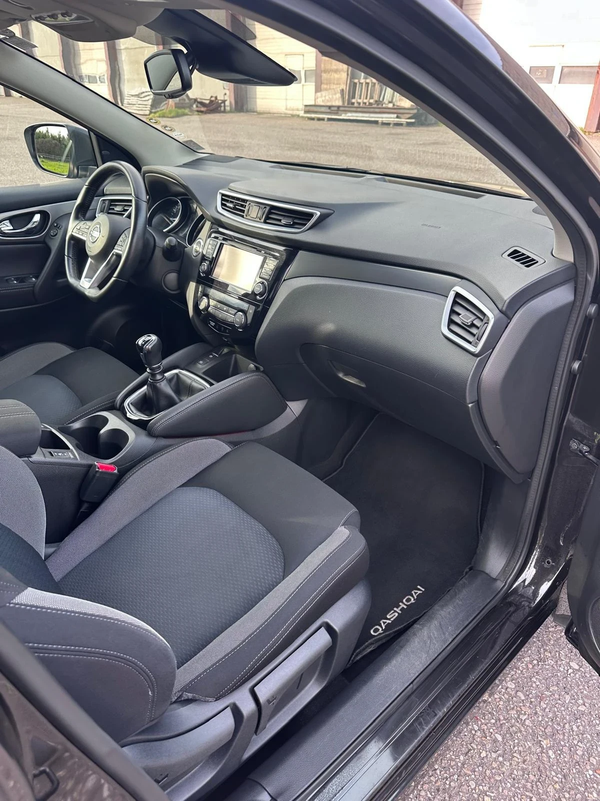 Nissan Qashqai 79000KM | Панорама | 360  камери , снимка 13 - Автомобили и джипове - 56250529