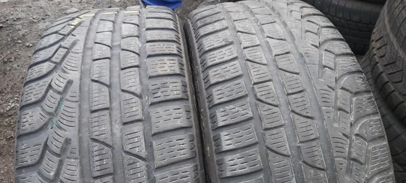 Гуми Зимни 235/45R18, снимка 1 - Гуми и джанти - 31480114