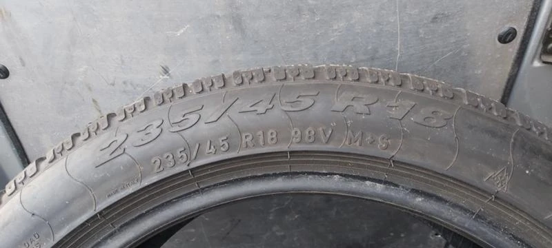 Гуми Зимни 235/45R18, снимка 8 - Гуми и джанти - 31480114