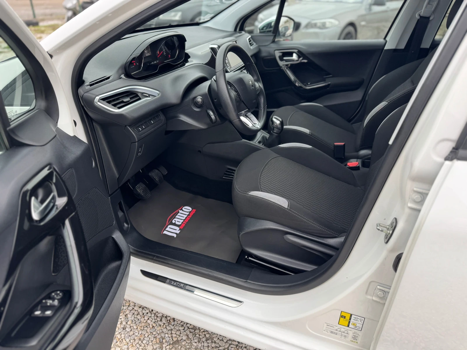Peugeot 208 1.4hdi - изображение 8