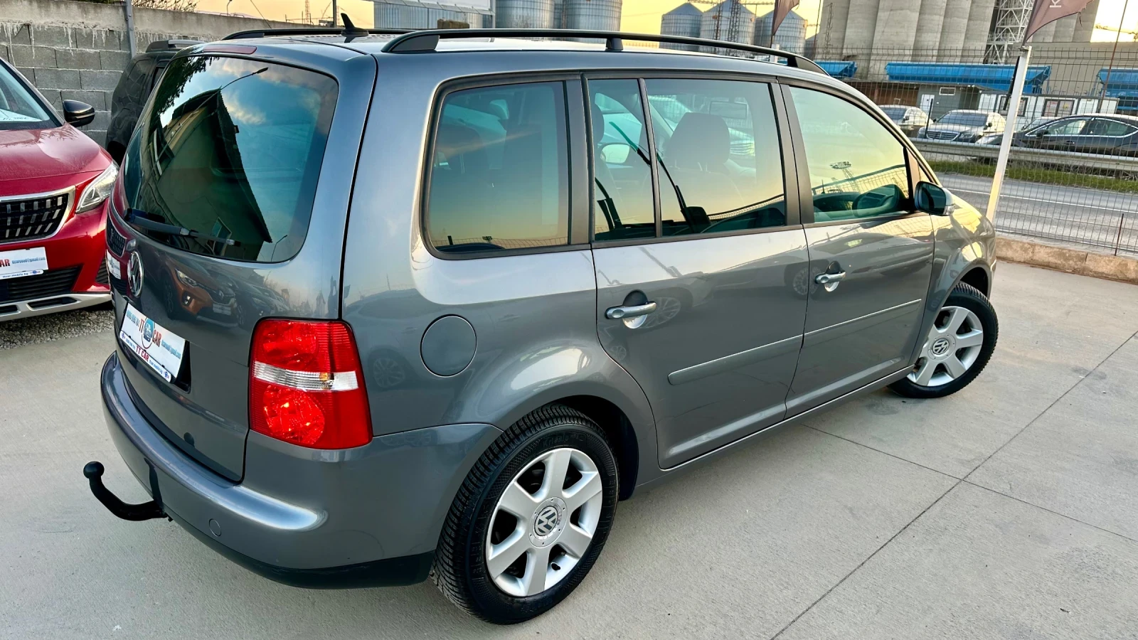 VW Touran 1.6i 102к.ГАЗ! Клима! Нави! внос Италия!, снимка 4 - Автомобили и джипове - 53801925