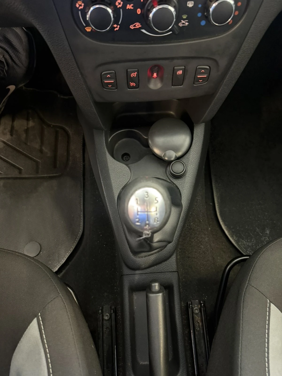 Dacia Sandero Stepway 1.5dci, снимка 10 - Автомобили и джипове - 54035726