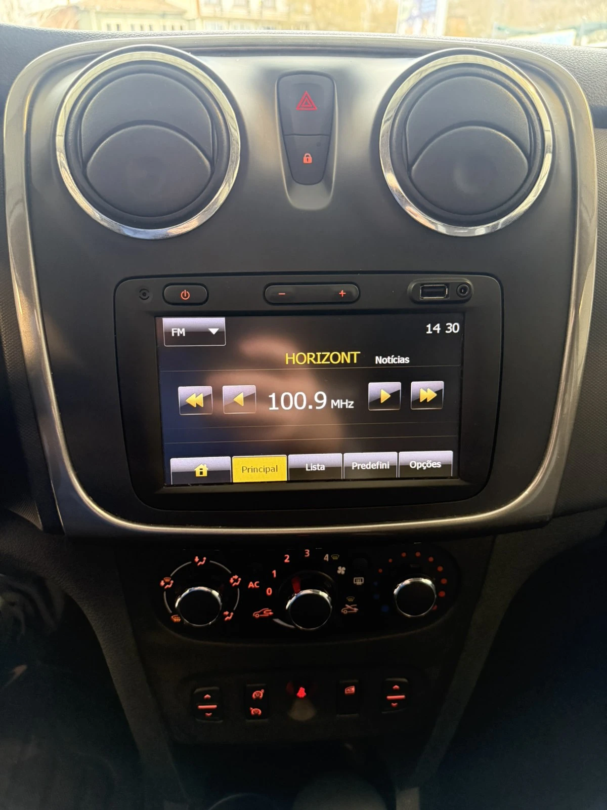 Dacia Sandero Stepway 1.5dci, снимка 9 - Автомобили и джипове - 54035726