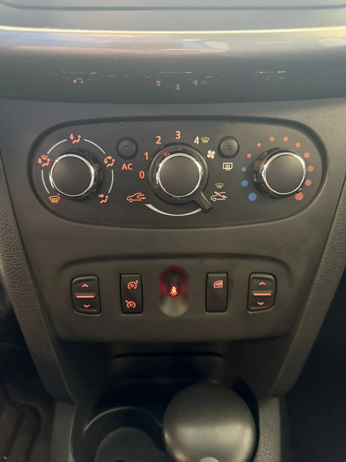 Dacia Sandero Stepway 1.5dci, снимка 11 - Автомобили и джипове - 54035726