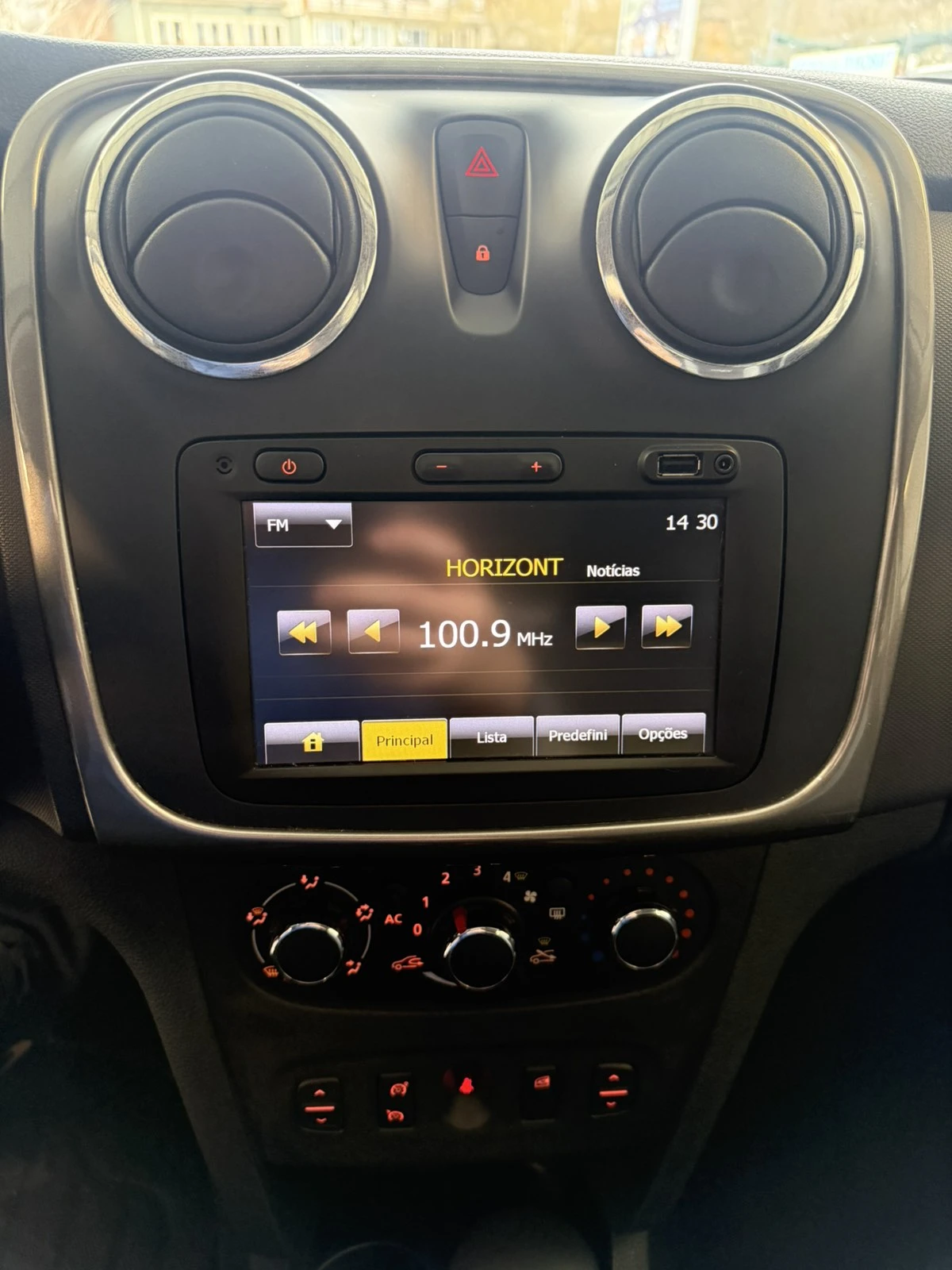 Dacia Sandero Stepway 1.5dci, снимка 13 - Автомобили и джипове - 54035726