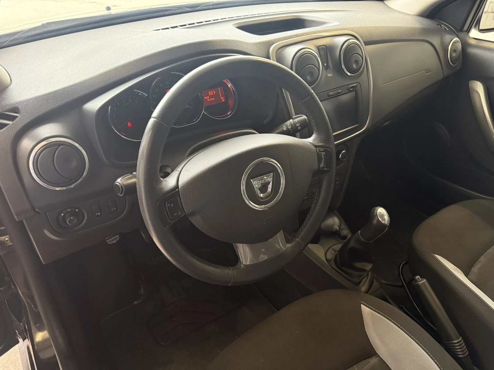 Dacia Sandero Stepway 1.5dci, снимка 8 - Автомобили и джипове - 54035726