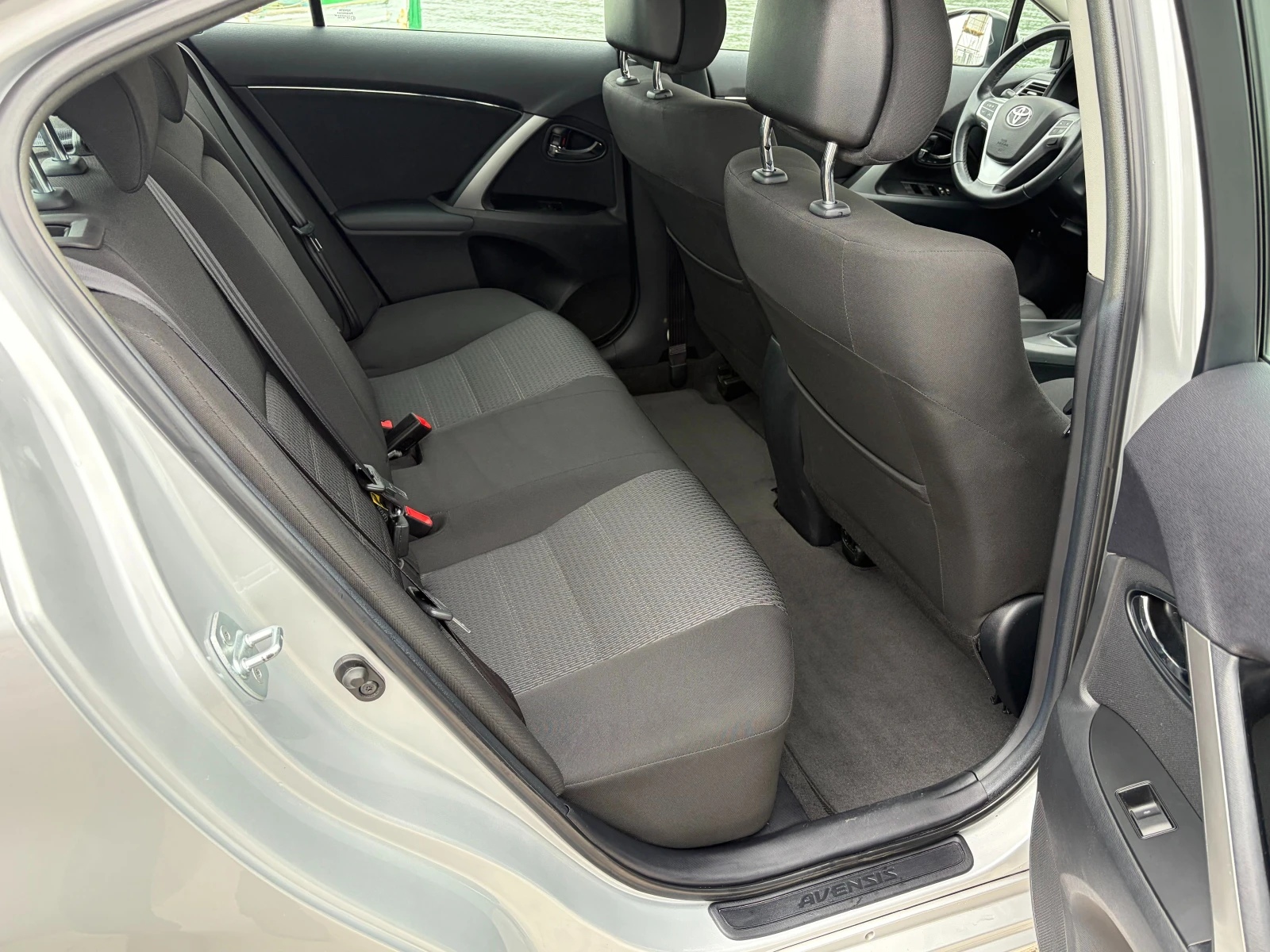 Toyota Avensis D4D, снимка 10 - Автомобили и джипове - 54081133