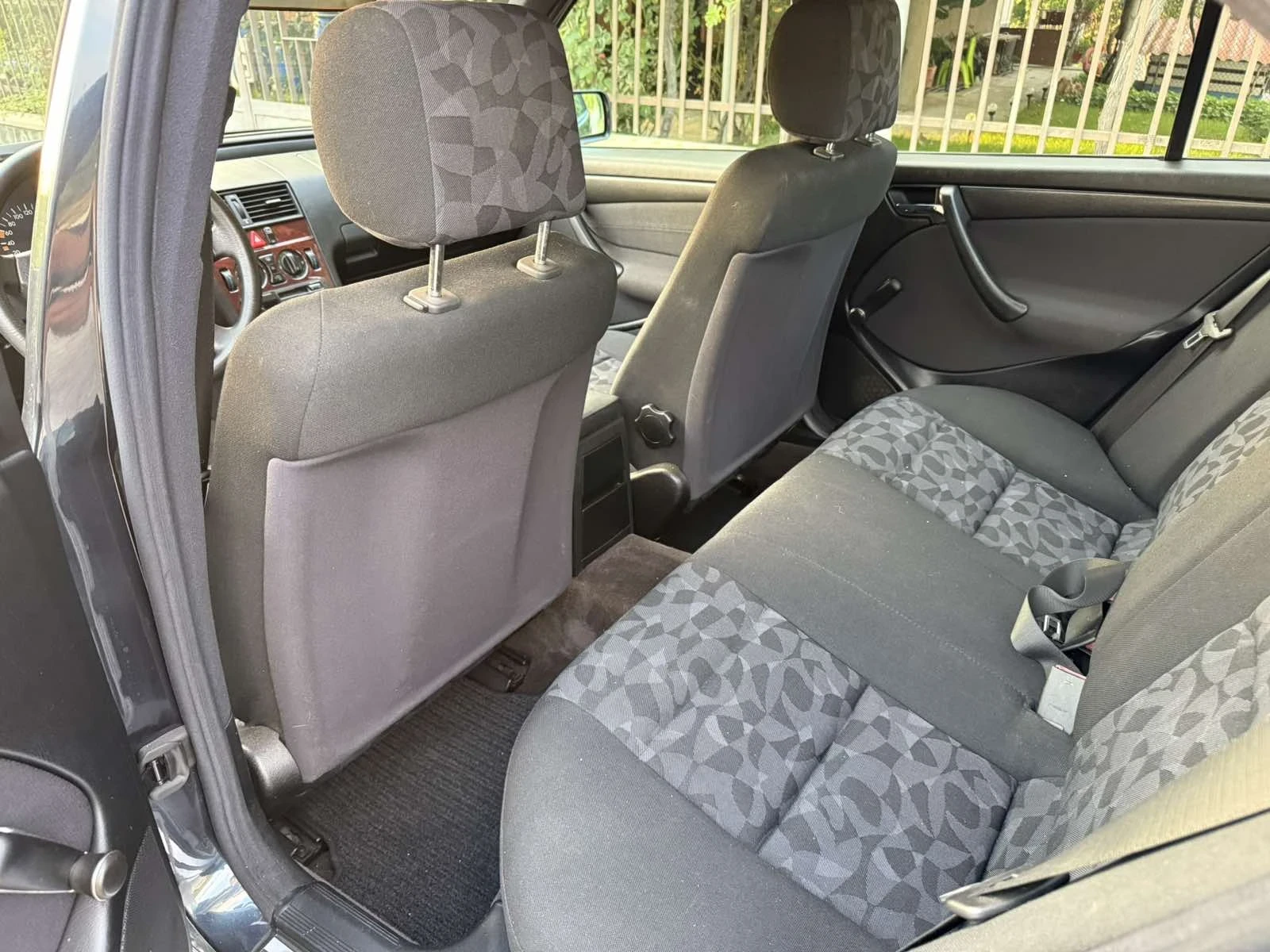 Mercedes-Benz C 180, снимка 11 - Автомобили и джипове - 54646982