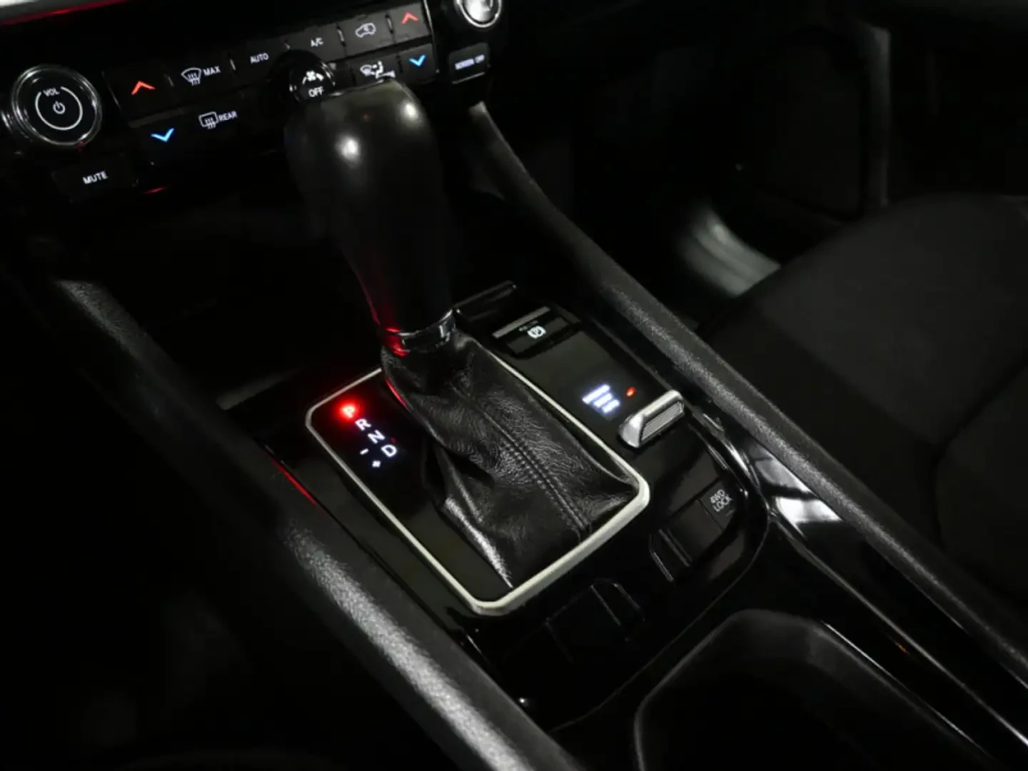Jeep Compass AWD* DISTRONIC* 360* PANORAMA, снимка 13 - Автомобили и джипове - 55315038