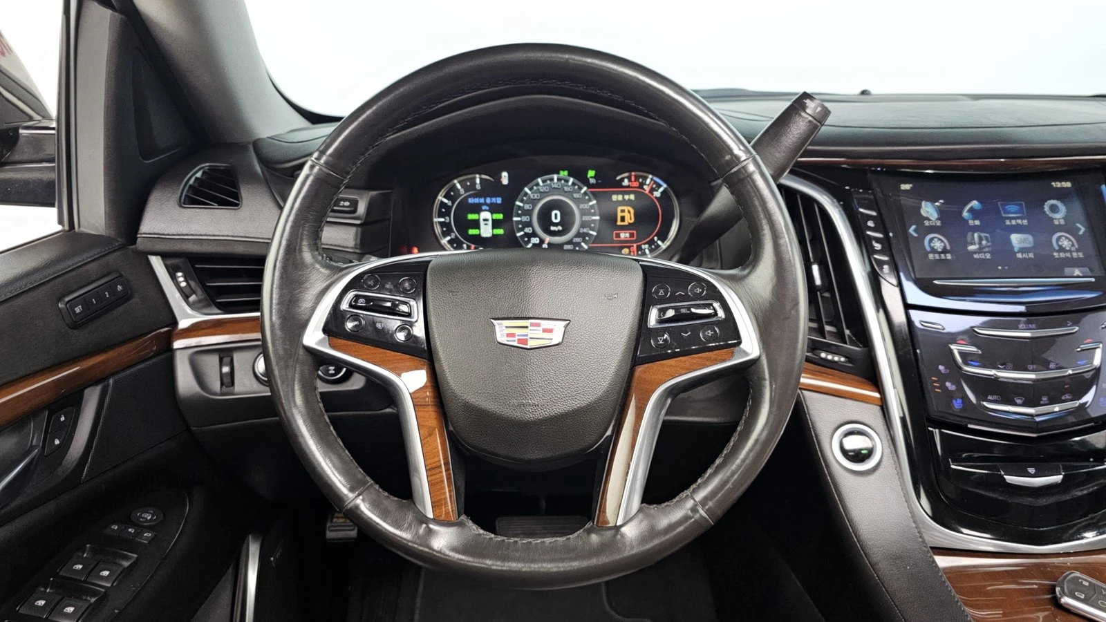 Cadillac Escalade 6.2* ЛЮК* HUD* 360* ПОДГРЕВ ВОЛАН* КРАЙНА ЦЕНА, снимка 13 - Автомобили и джипове - 55367088
