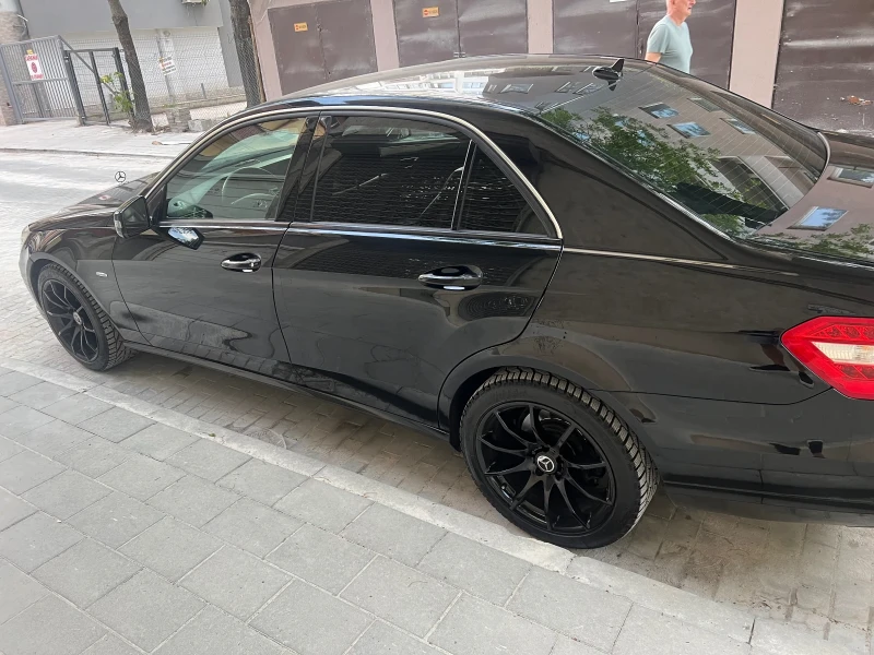 Mercedes-Benz E 220, снимка 3 - Автомобили и джипове - 48523441