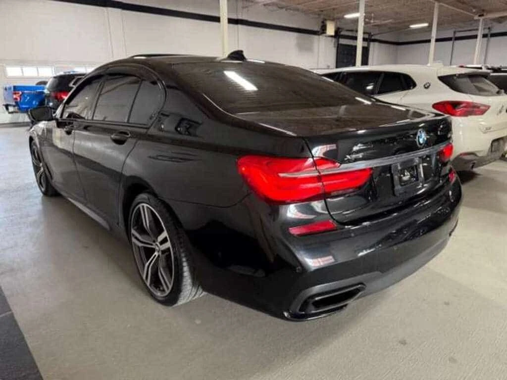 BMW 750 * CARBON CORE* 360 КАМЕРИ* ОБДУХВАНЕ* ДВА КЛЮЧА* , снимка 7 - Автомобили и джипове - 54031568