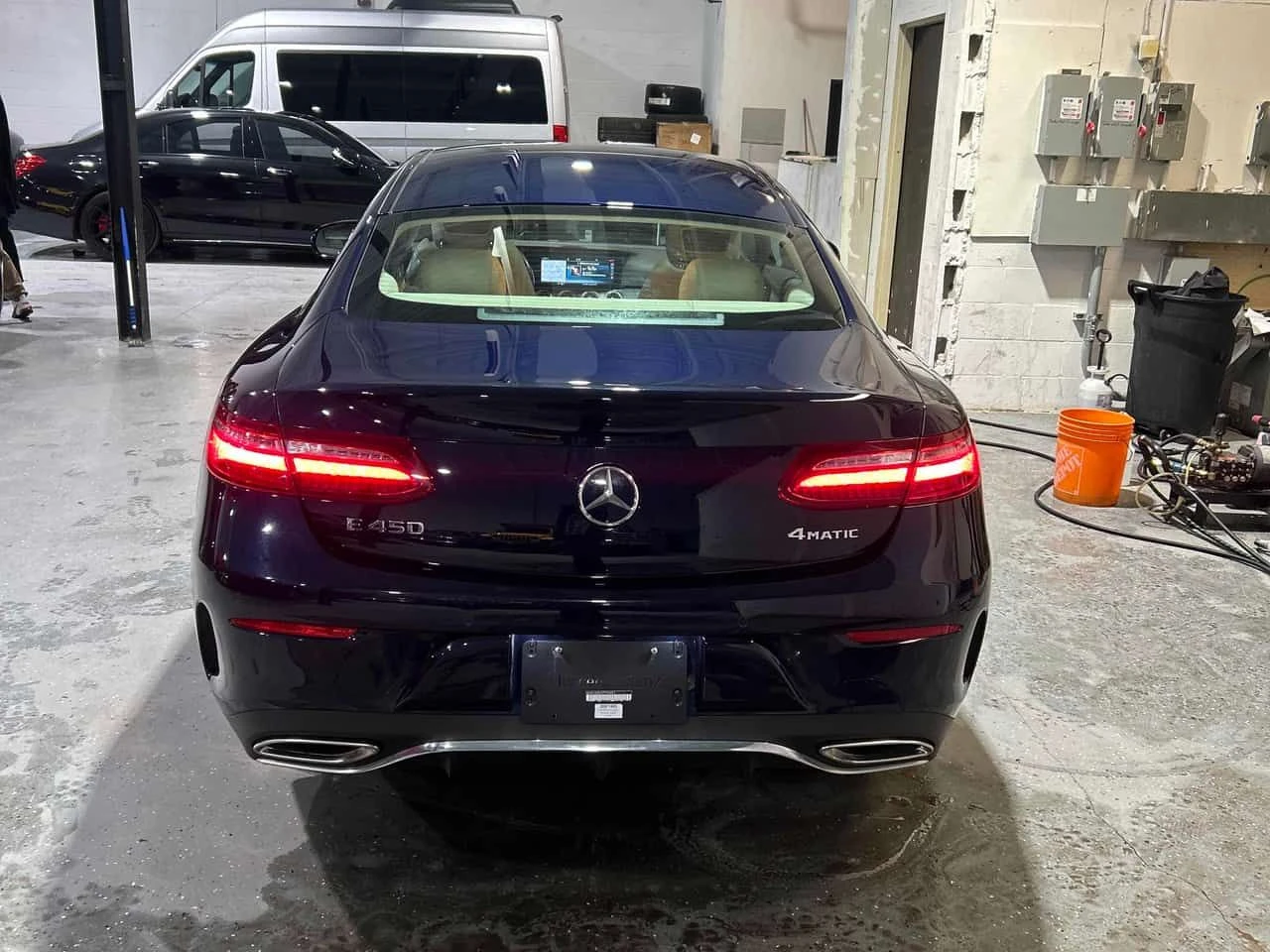 Mercedes-Benz E 450 4MATIC* DISTRONIC* BURMESTER* ОБДУХВАНЕ* АМБИЕНТНО, снимка 4 - Автомобили и джипове - 54492643