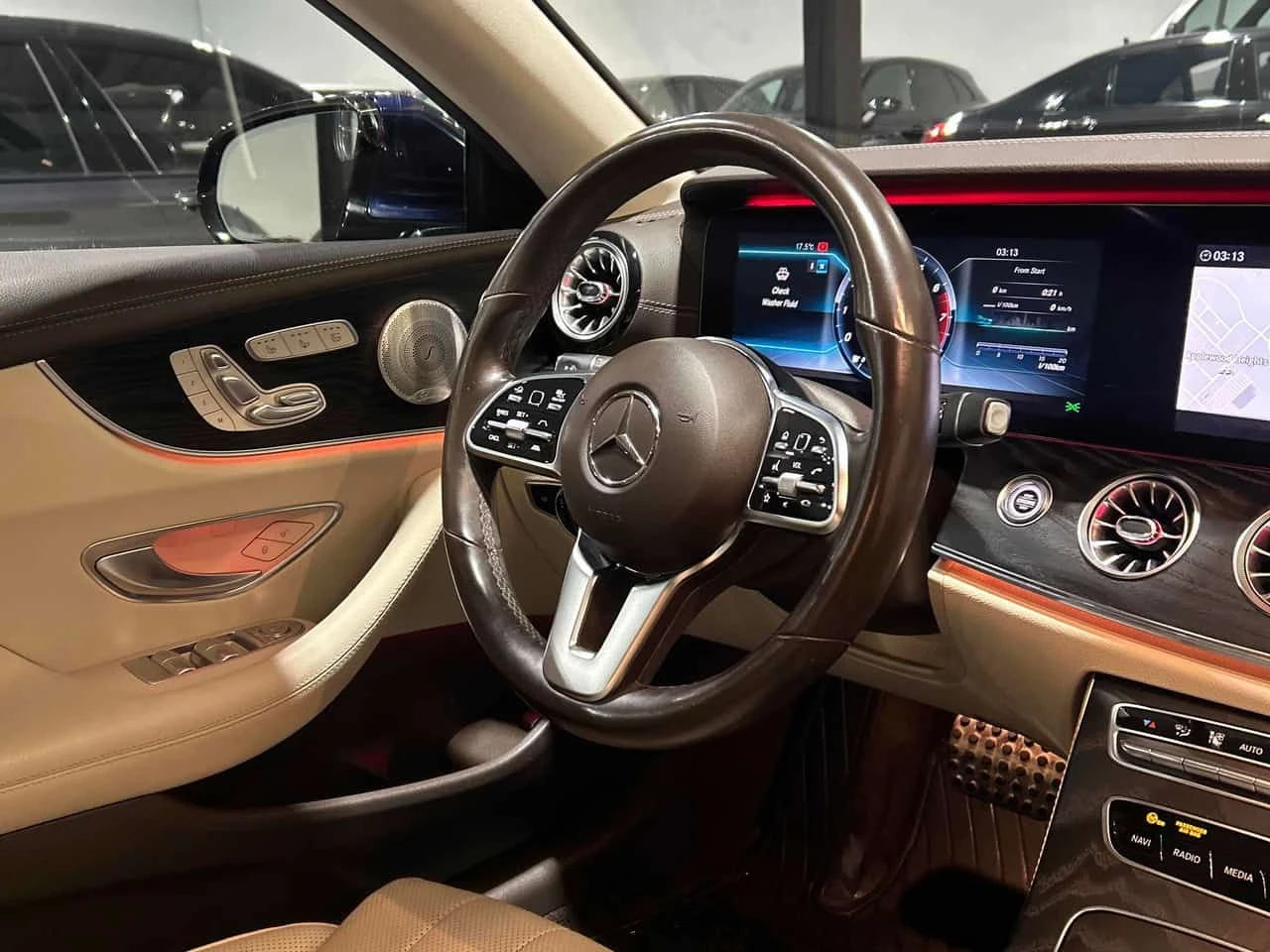 Mercedes-Benz E 450 4MATIC* DISTRONIC* BURMESTER* ОБДУХВАНЕ* АМБИЕНТНО, снимка 5 - Автомобили и джипове - 54492643