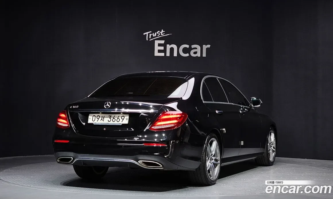 Mercedes-Benz E 300 DIGITAL / ОБДУХ / 360 / HUD / AMG PKG / AMG ВОЛАН, снимка 2 - Автомобили и джипове - 54556567