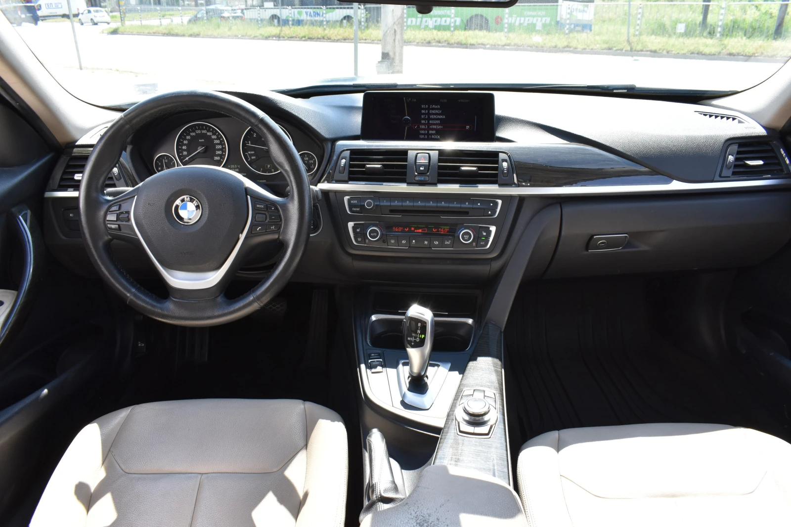 BMW 320 xDrive* AUTOMAT, снимка 14 - Автомобили и джипове - 54775929