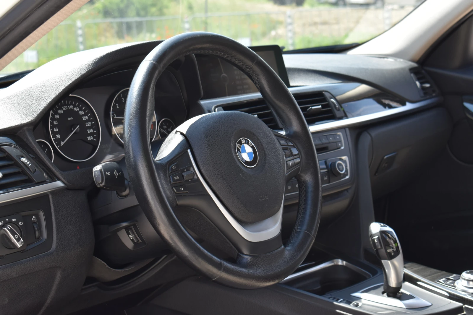 BMW 320 xDrive* AUTOMAT, снимка 9 - Автомобили и джипове - 54775929